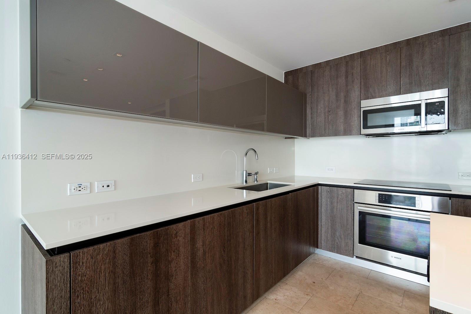 68 SE 6th St #2010, Miami FL 33131