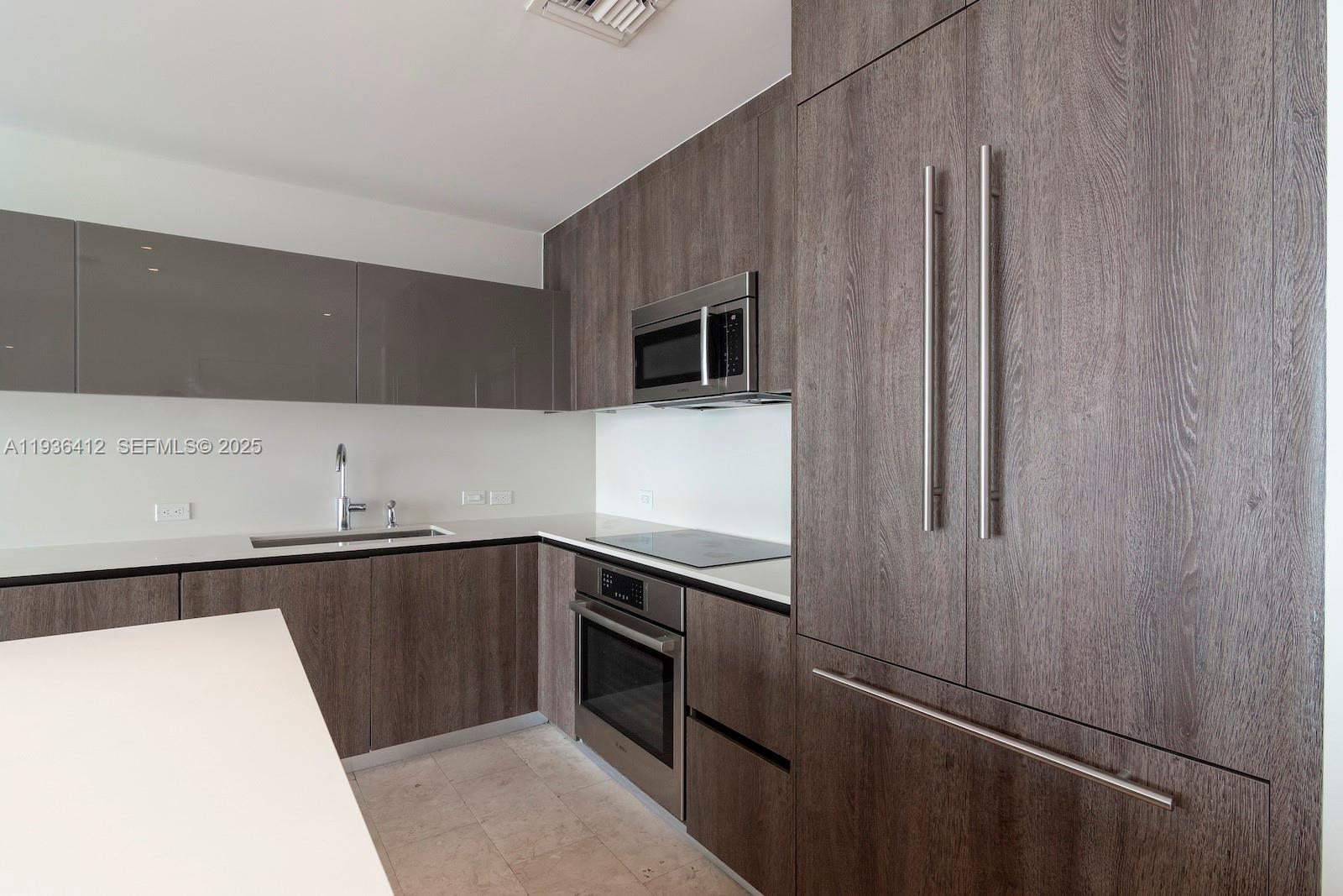 68 SE 6th St #2010, Miami FL 33131