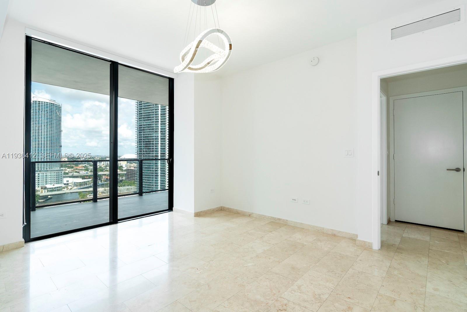 68 SE 6th St #2010, Miami FL 33131