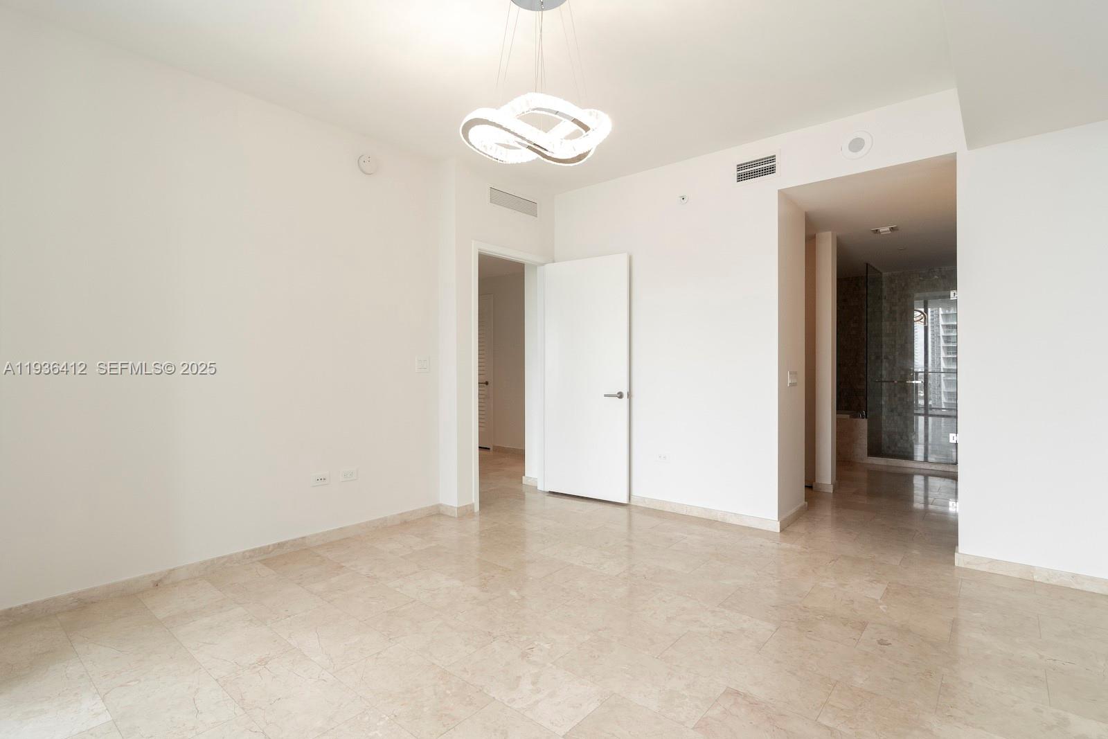 68 SE 6th St #2010, Miami FL 33131