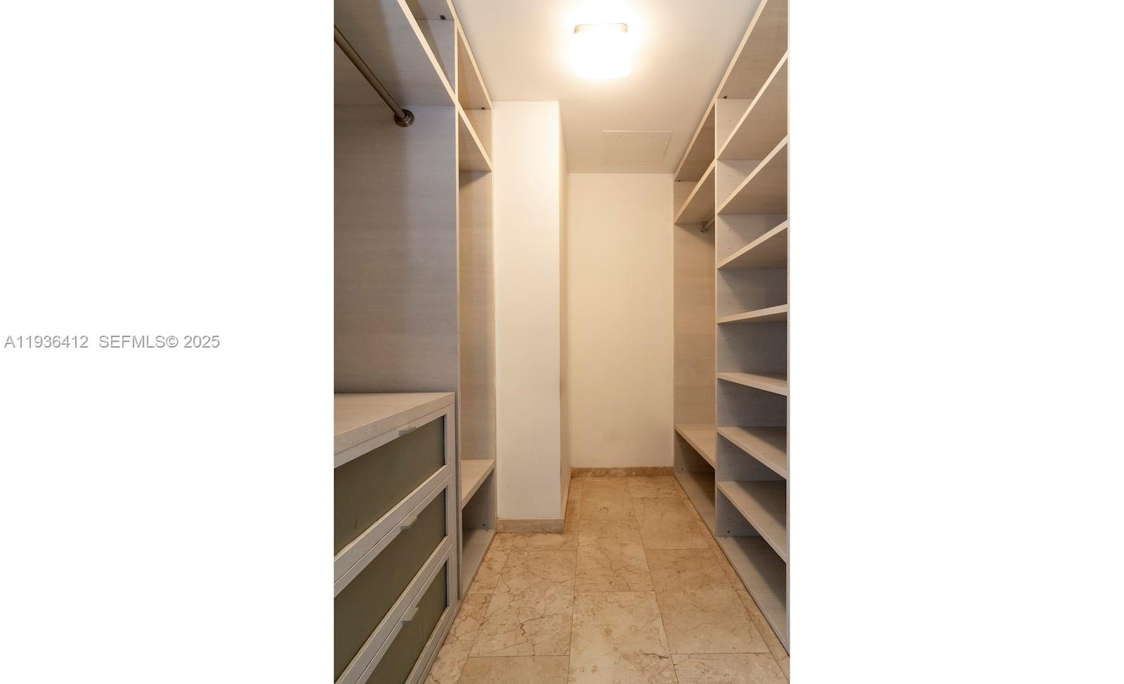 68 SE 6th St #2010, Miami FL 33131