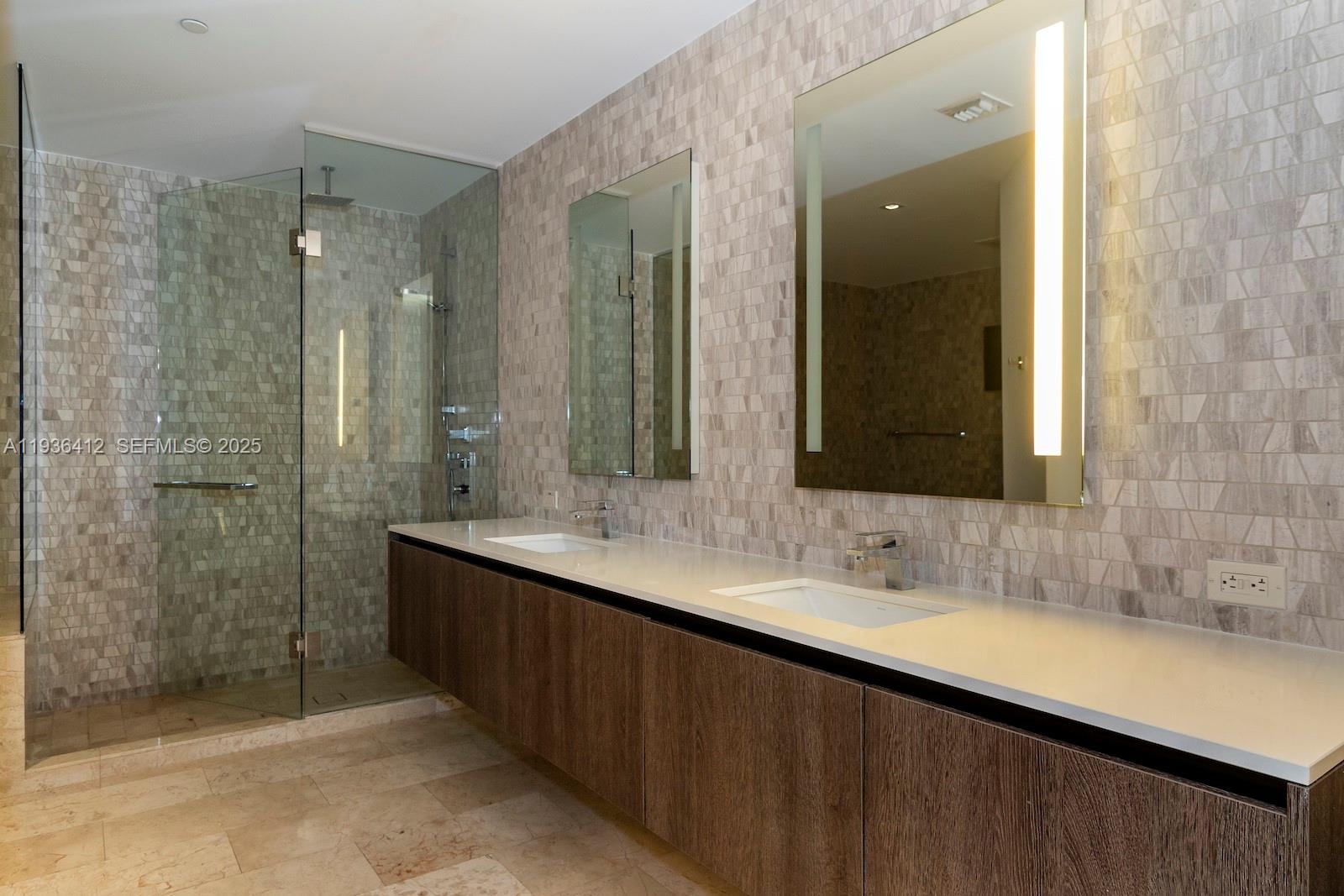 68 SE 6th St #2010, Miami FL 33131