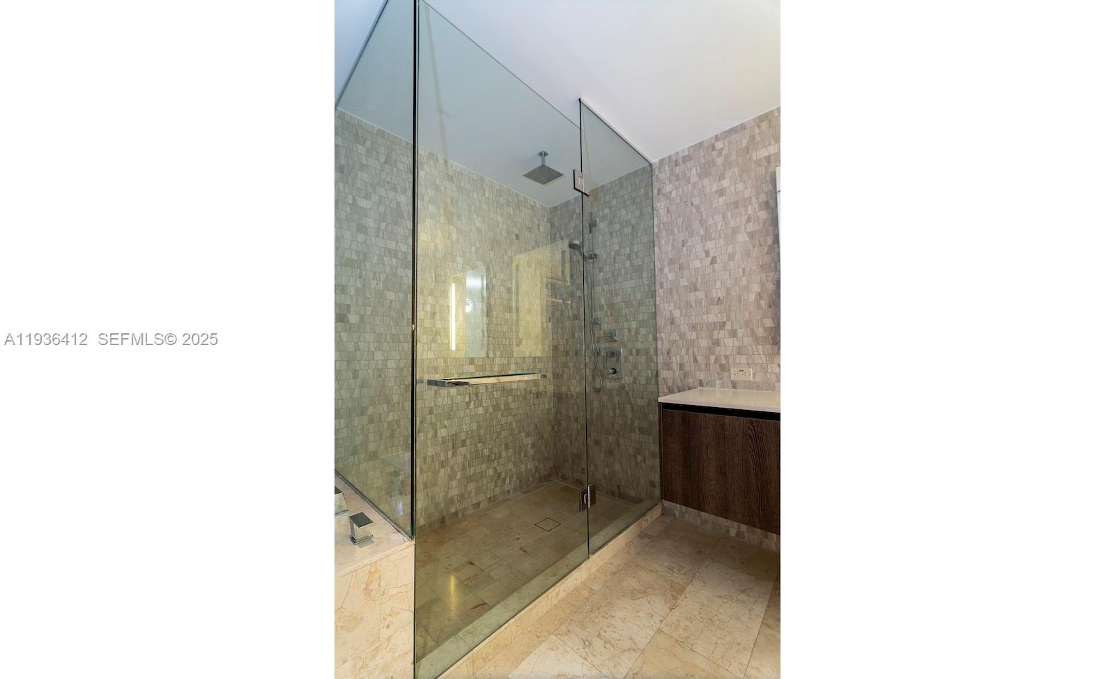 68 SE 6th St #2010, Miami FL 33131
