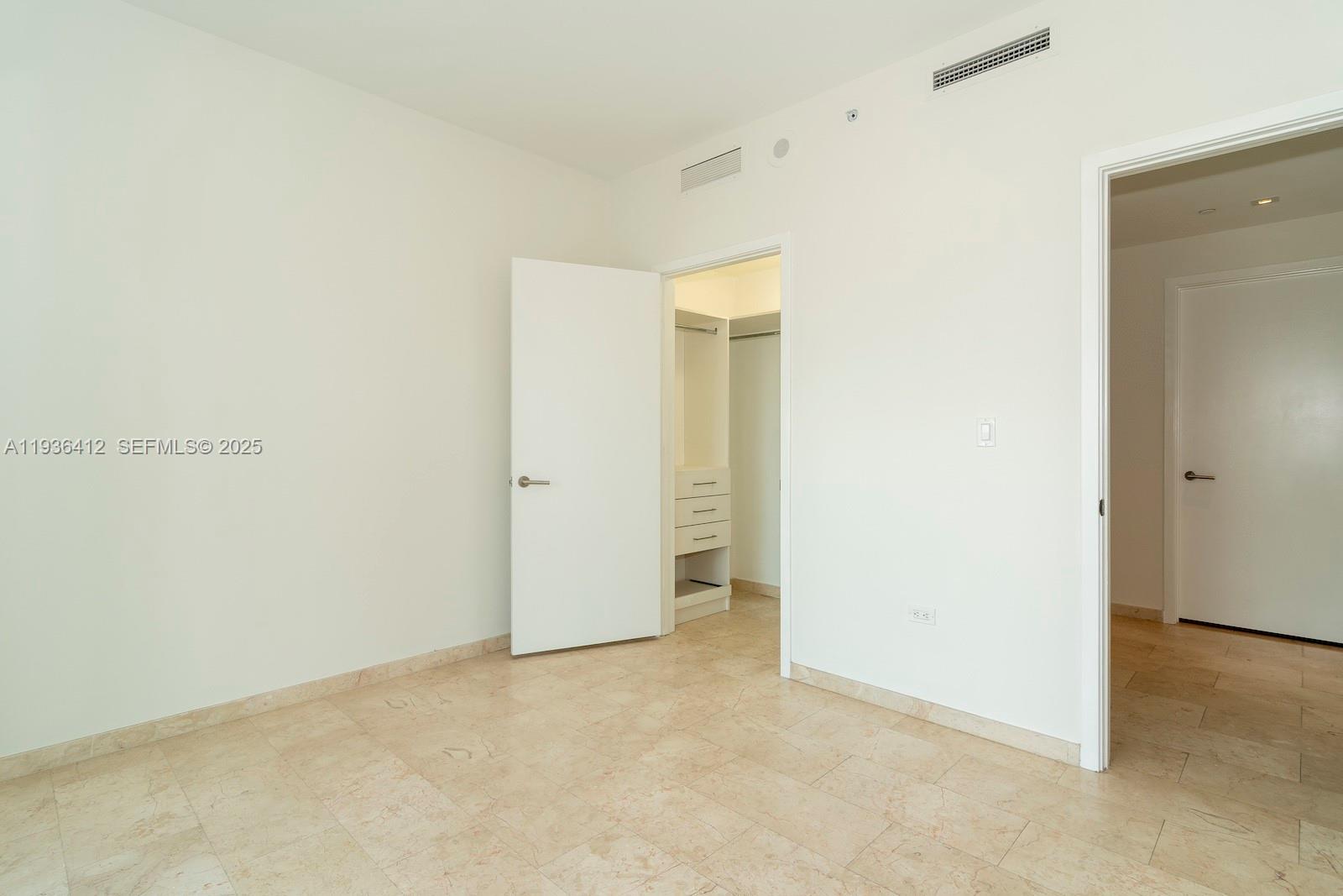 68 SE 6th St #2010, Miami FL 33131