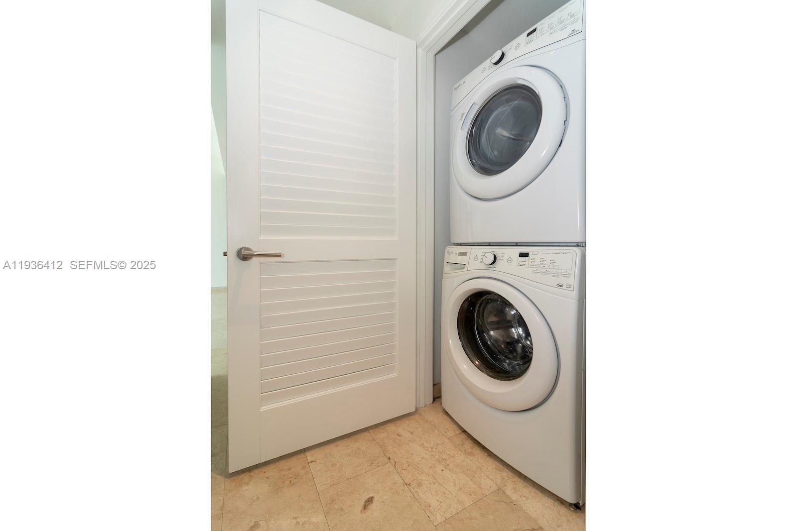 68 SE 6th St #2010, Miami FL 33131
