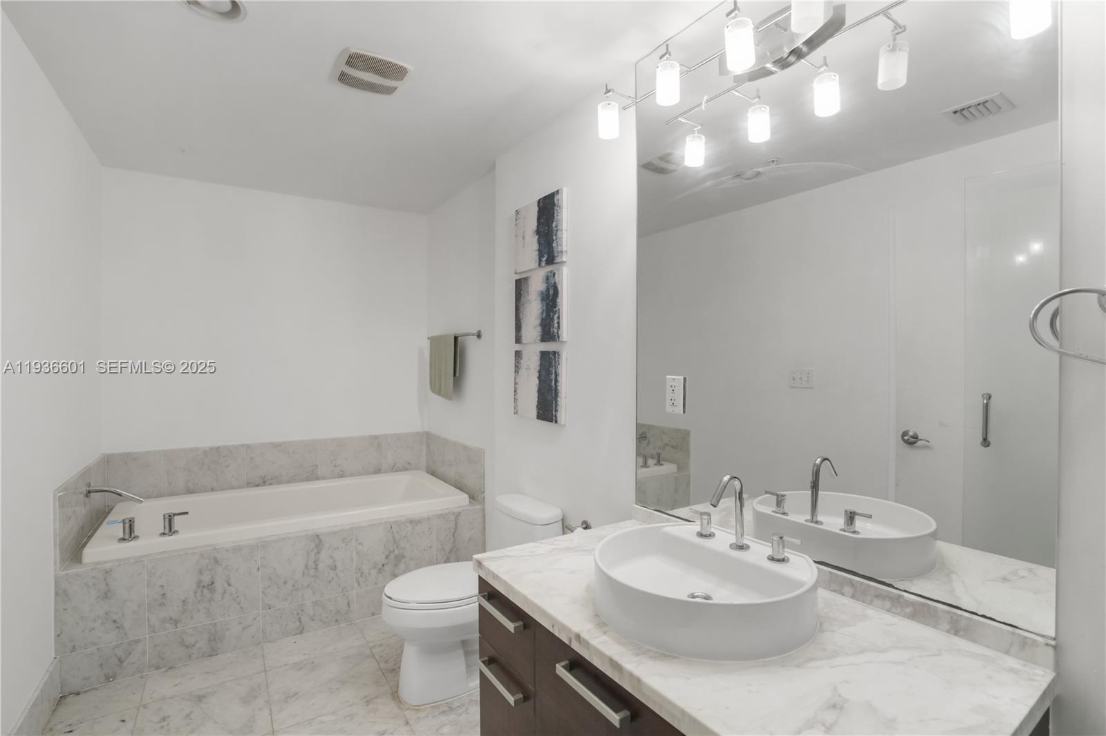 244 Biscayne Blvd #2306, Miami FL 33132