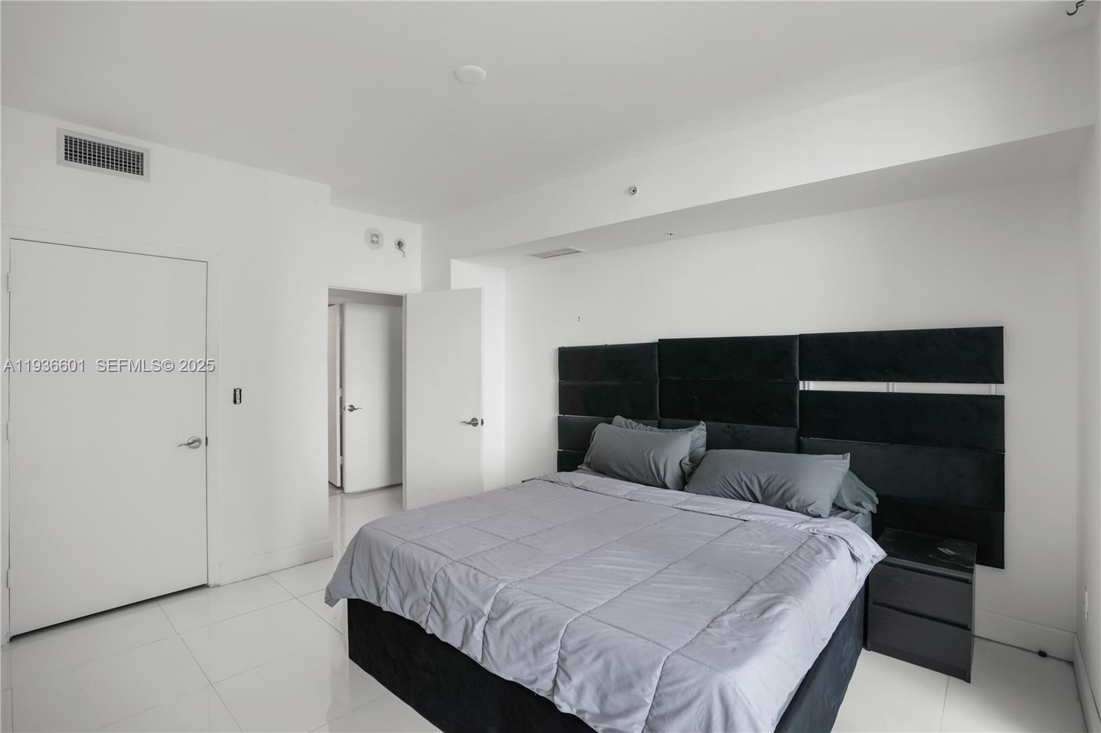 244 Biscayne Blvd #2306, Miami FL 33132