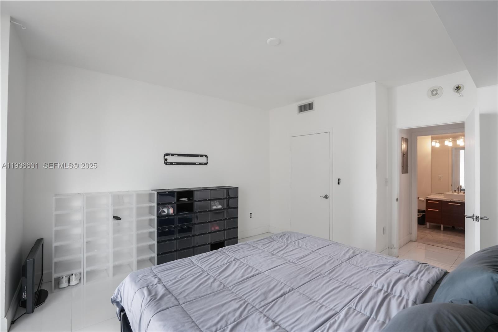 244 Biscayne Blvd #2306, Miami FL 33132