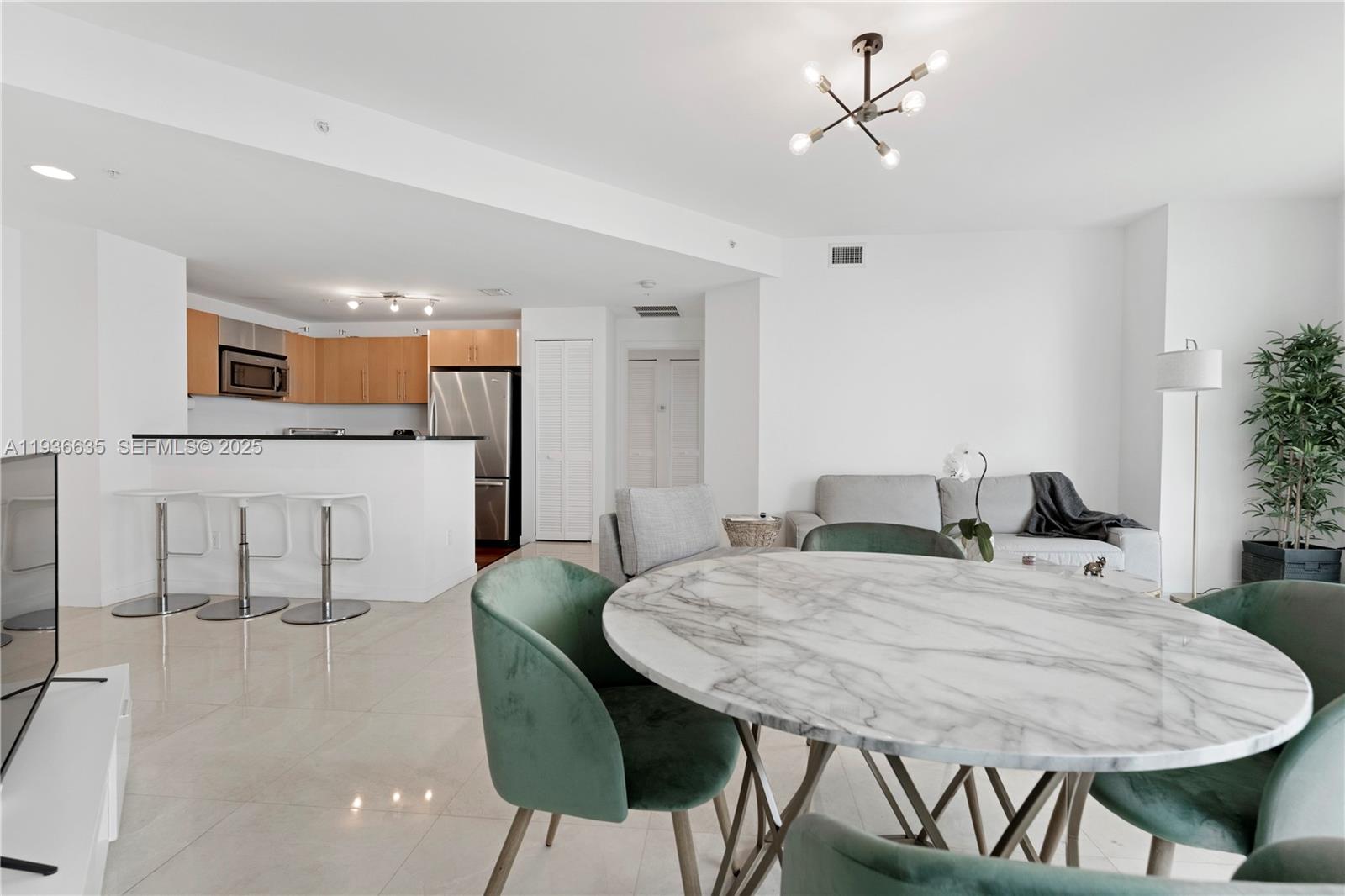 300 S Biscayne Blvd #T-1608, Miami FL 33131