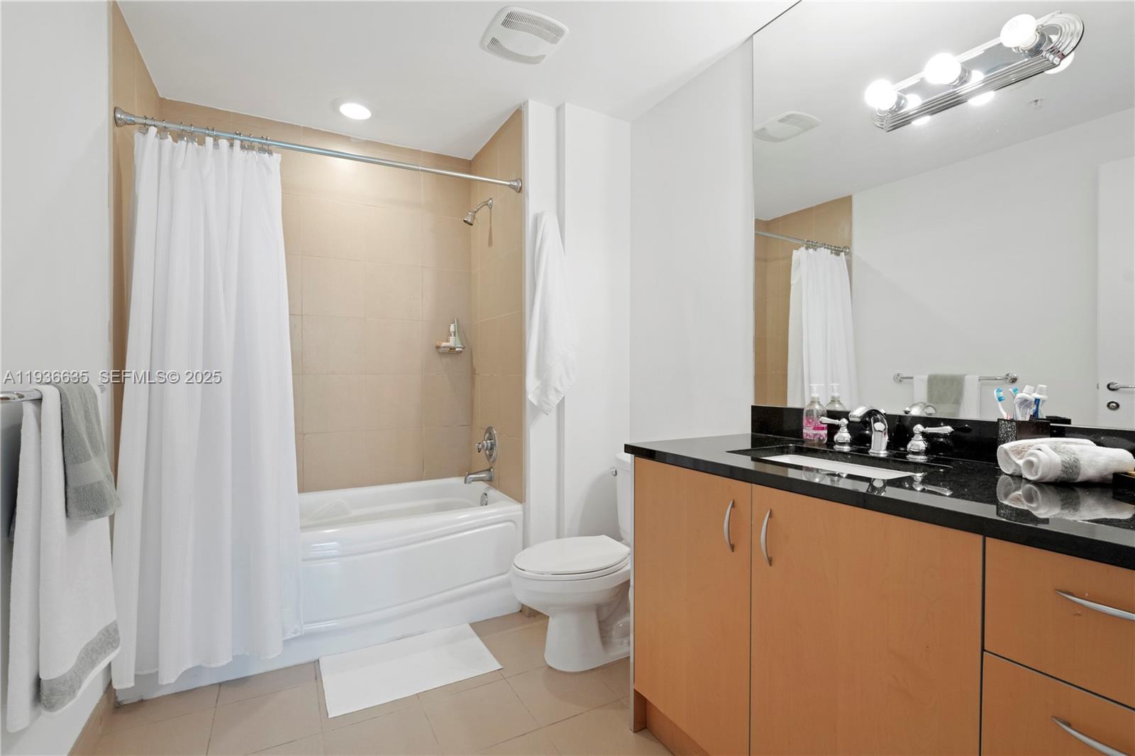 300 S Biscayne Blvd #T-1608, Miami FL 33131