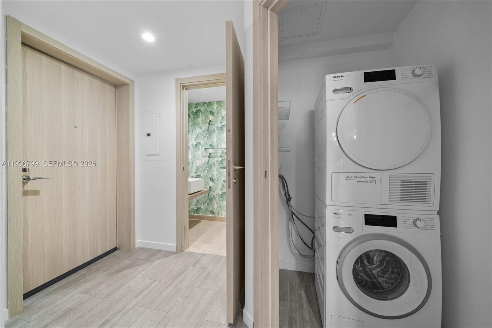 1000 Brickell Plz #4212, Miami FL 33131