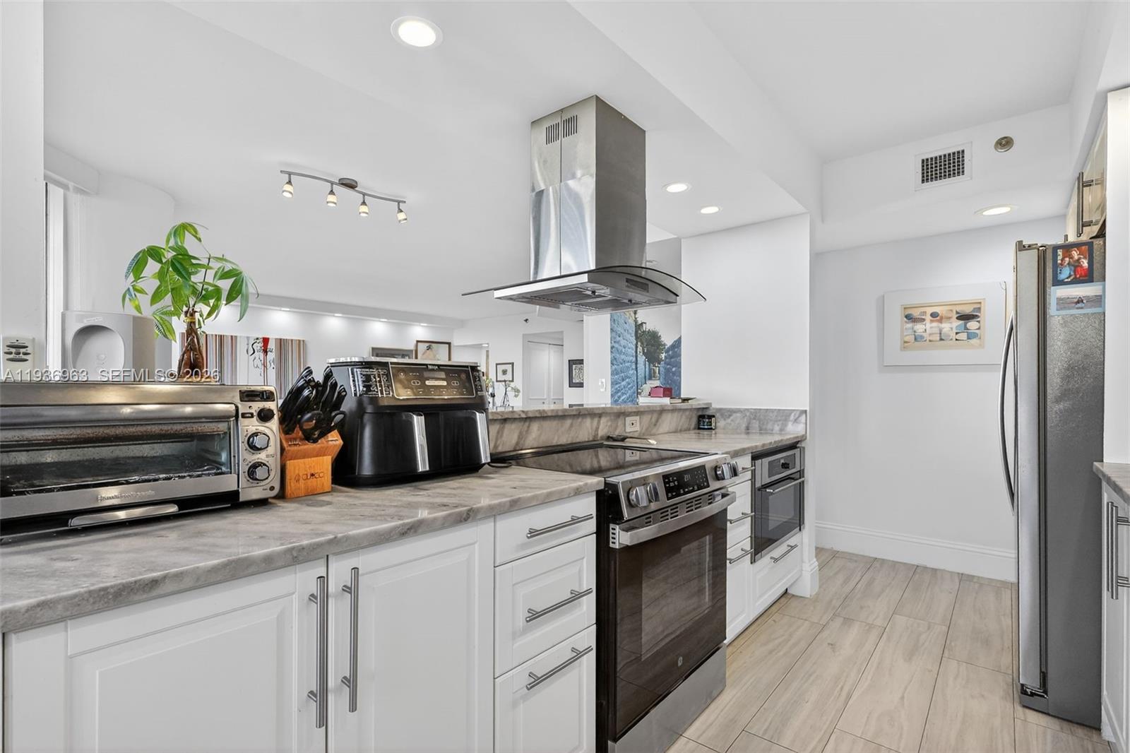 1000 Island Blvd #707, Aventura FL 33160