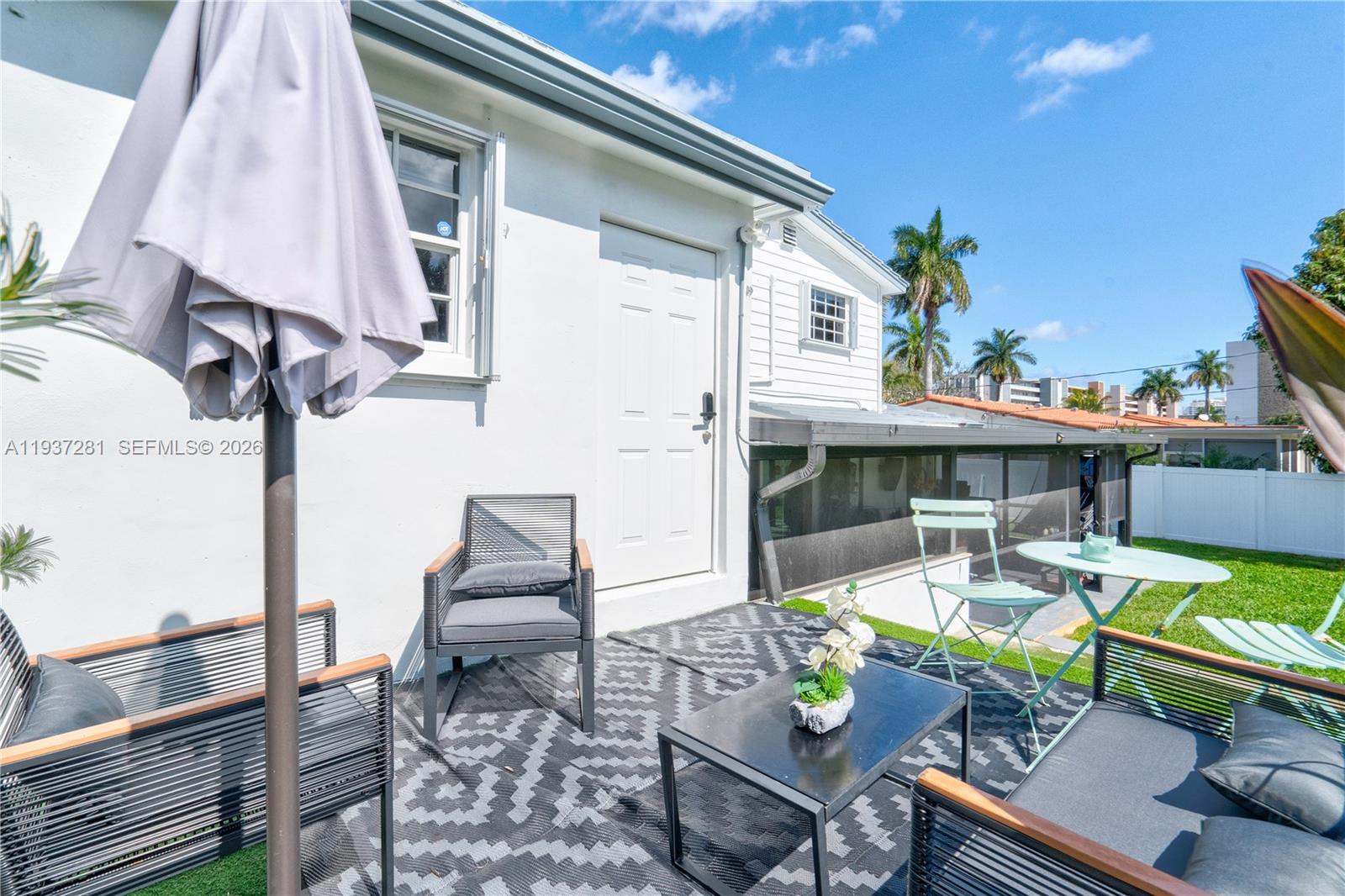 1016 NE 4th Ct, Hallandale Beach FL 33009