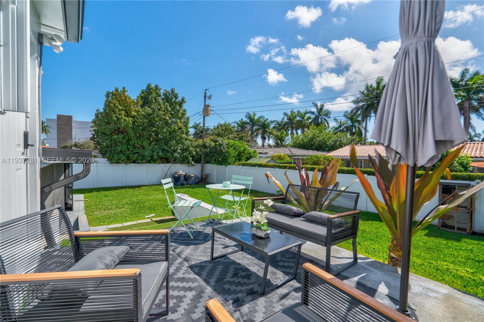 1016 NE 4th Ct, Hallandale Beach FL 33009