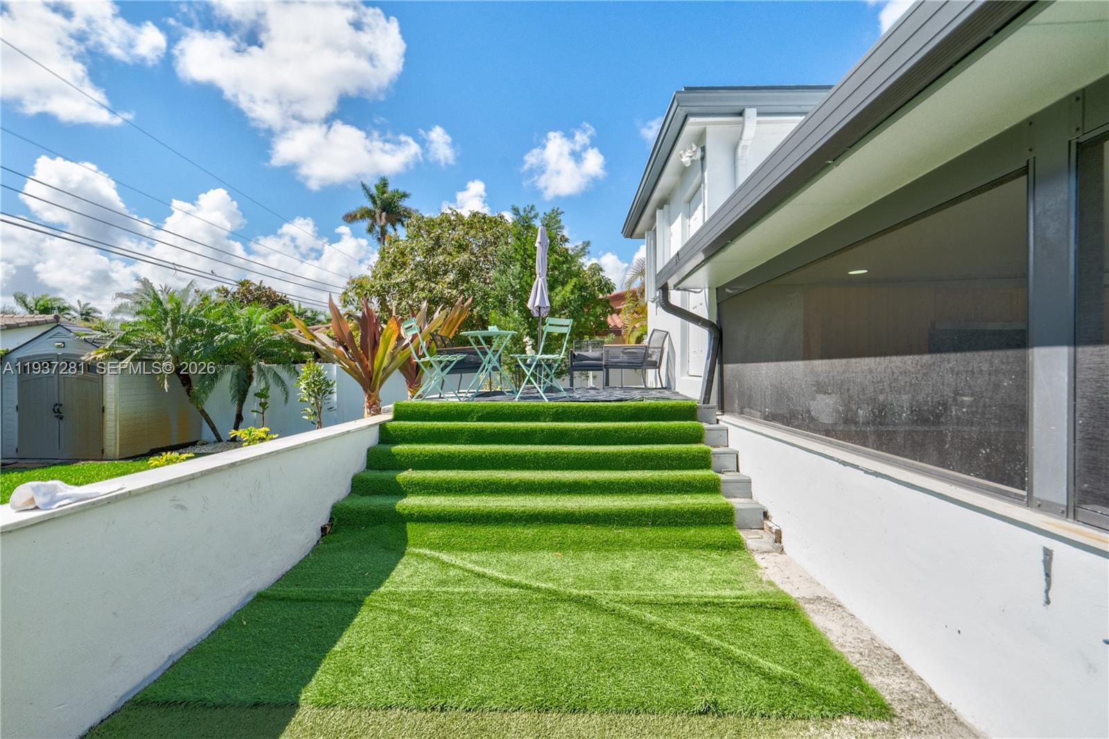 1016 NE 4th Ct, Hallandale Beach FL 33009