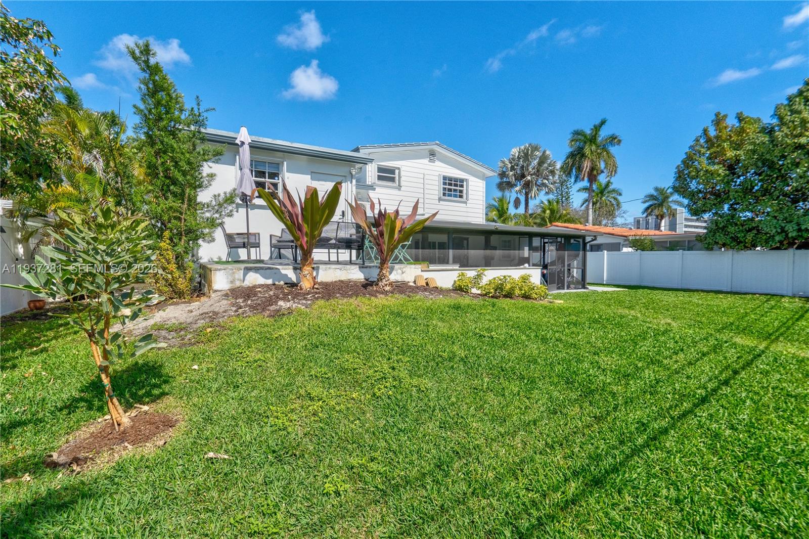 1016 NE 4th Ct, Hallandale Beach FL 33009