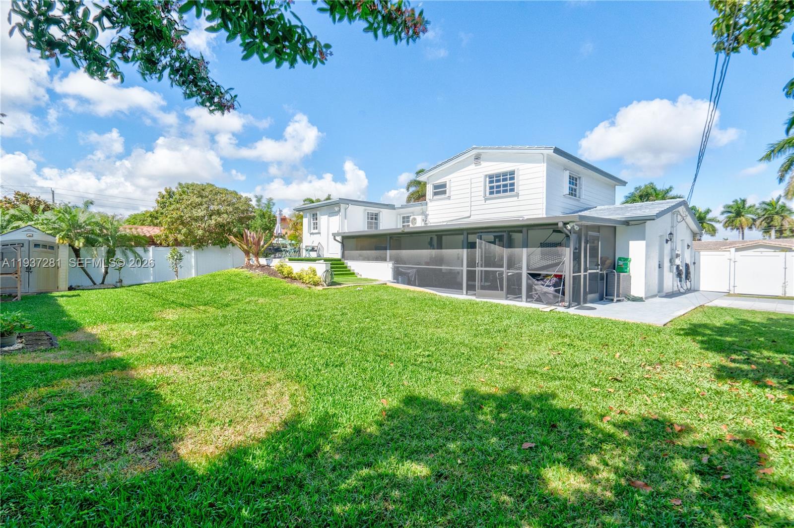 1016 NE 4th Ct, Hallandale Beach FL 33009