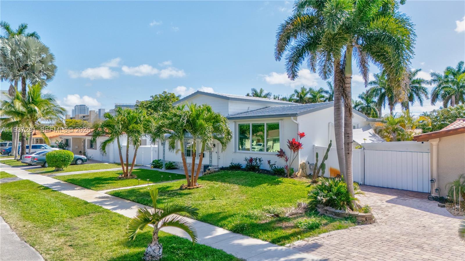 1016 NE 4th Ct, Hallandale Beach FL 33009