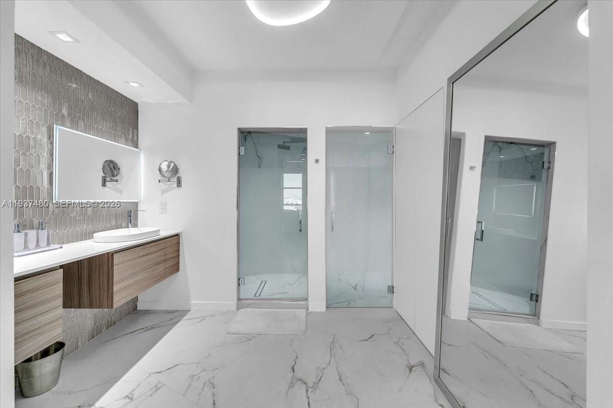 300 S Pointe Dr #1404, Miami Beach FL 33139