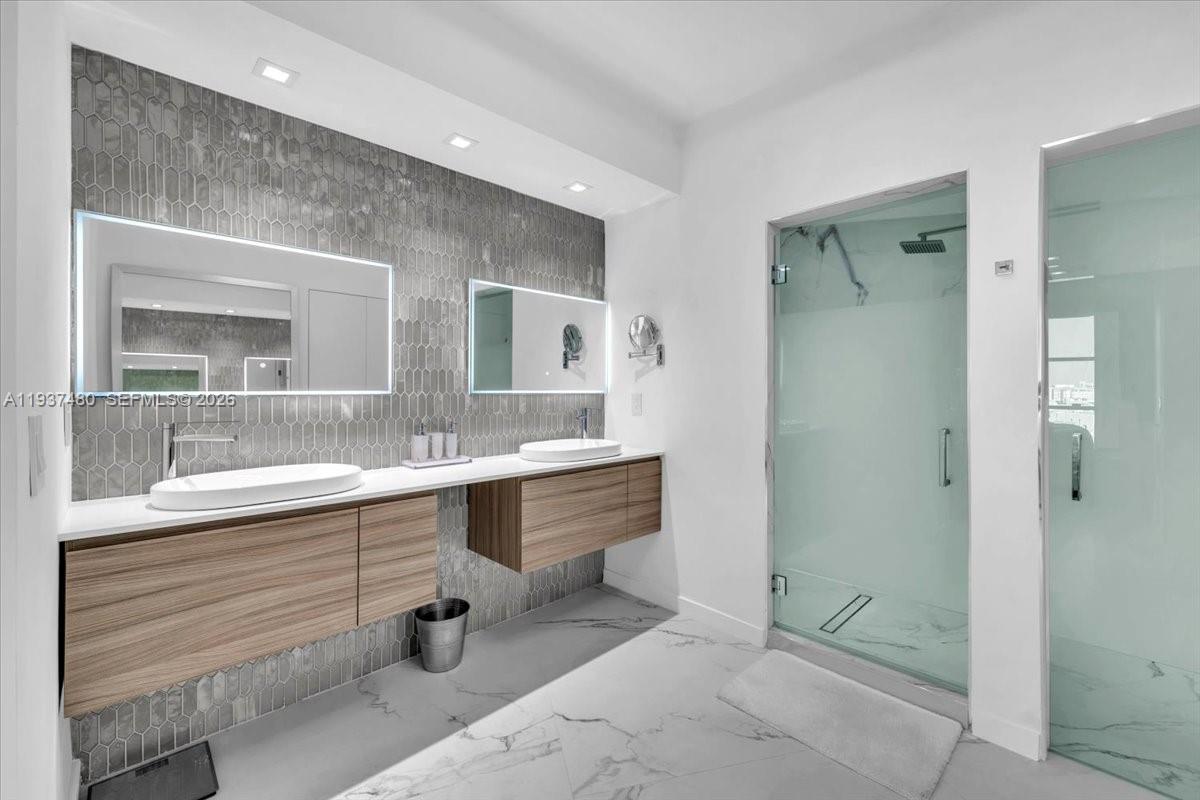 300 S Pointe Dr #1404, Miami Beach FL 33139