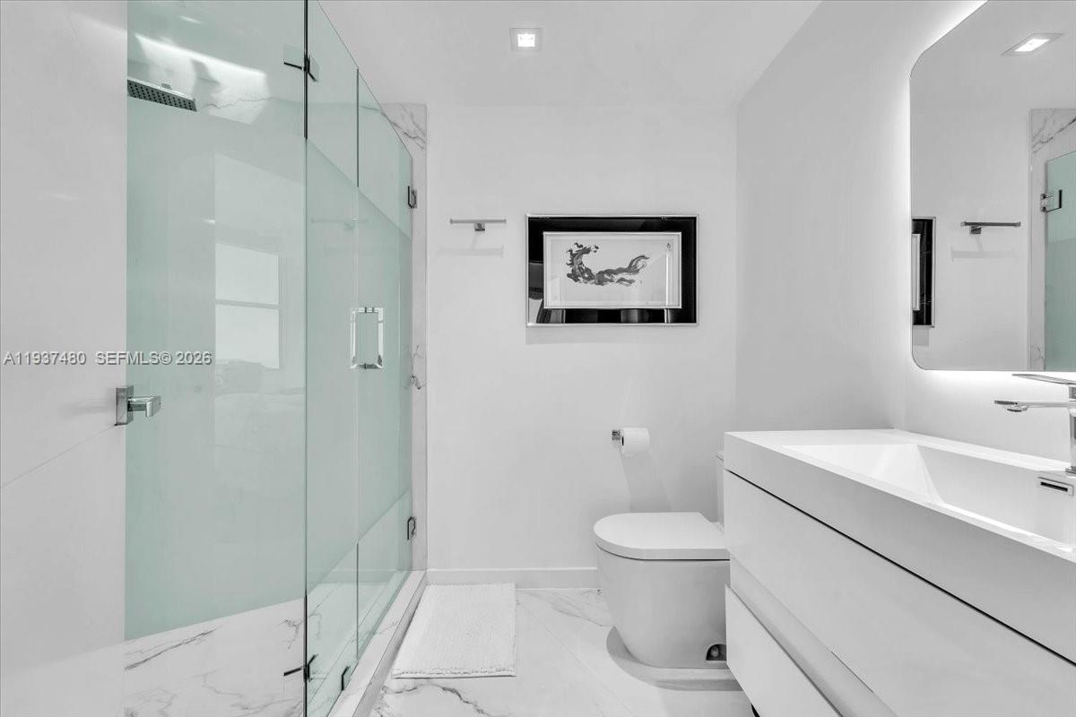 300 S Pointe Dr #1404, Miami Beach FL 33139