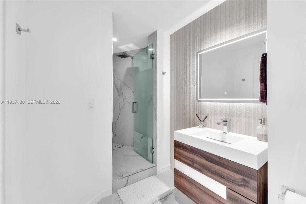 300 S Pointe Dr #1404, Miami Beach FL 33139