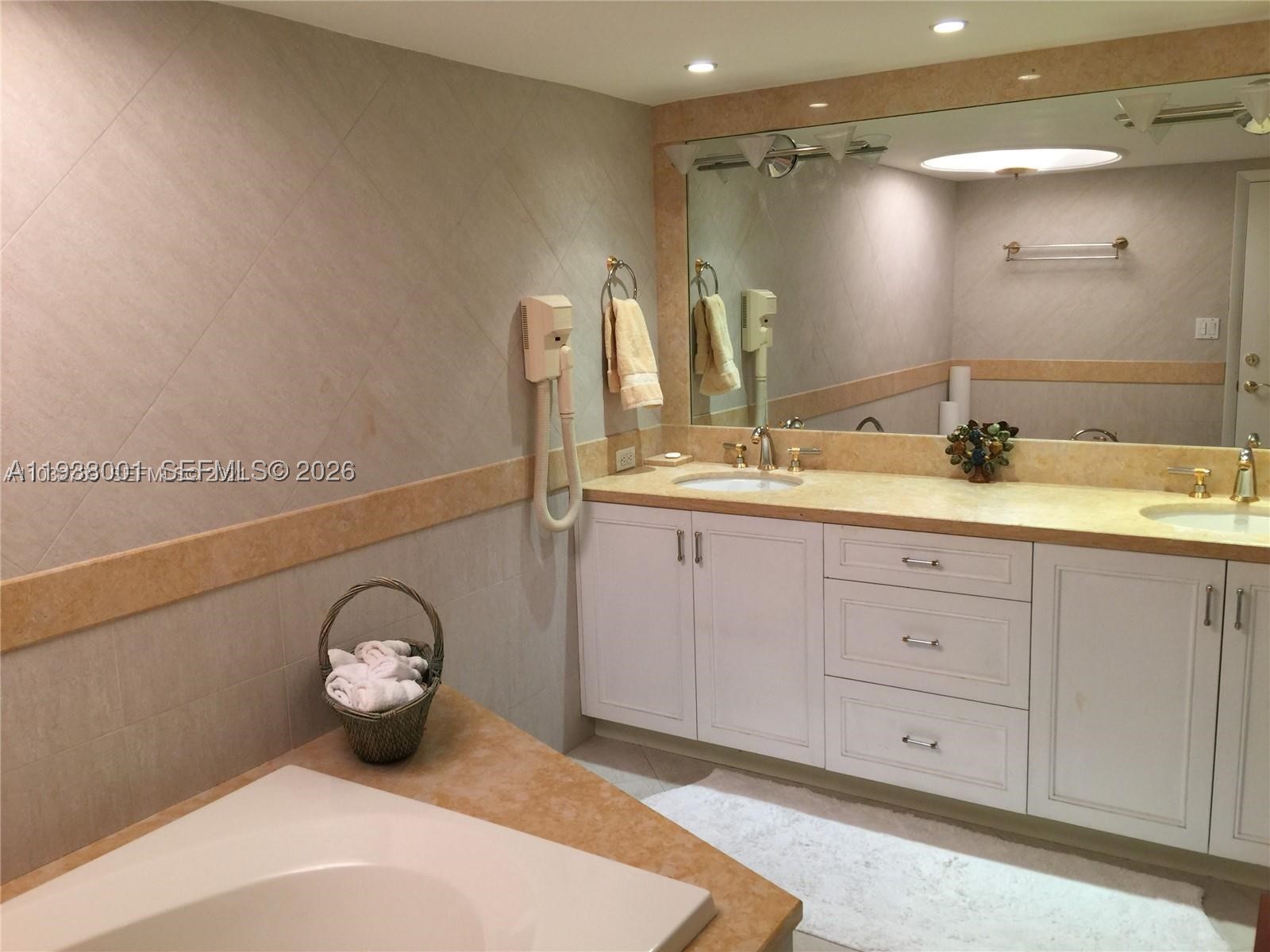 1121 Crandon Blvd #F1107, Key Biscayne FL 33149