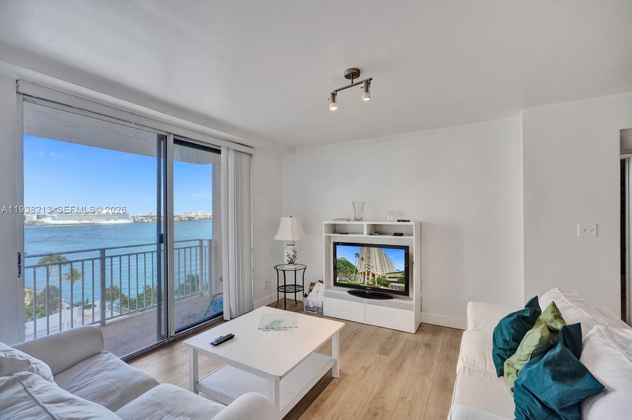 770 SE Claughton Island Dr #813, Miami FL 33131