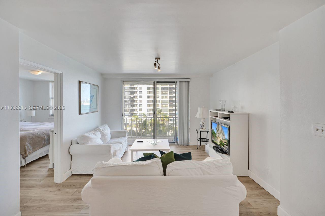 770 SE Claughton Island Dr #813, Miami FL 33131