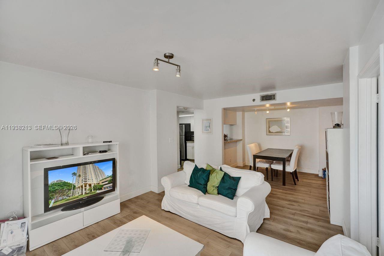 770 SE Claughton Island Dr #813, Miami FL 33131
