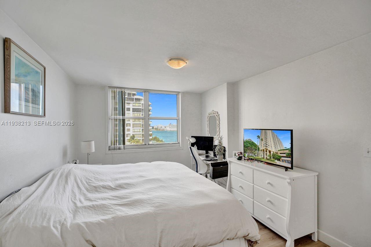 770 SE Claughton Island Dr #813, Miami FL 33131