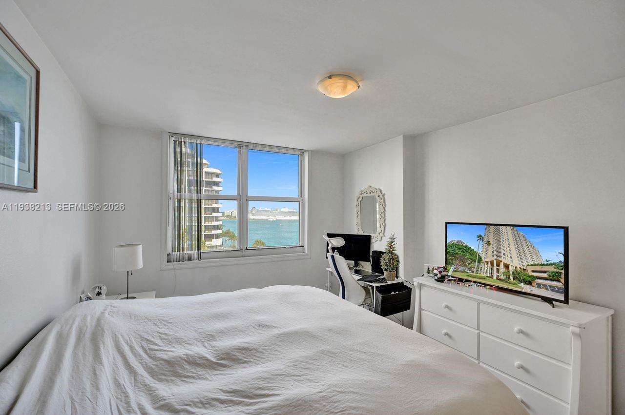 770 SE Claughton Island Dr #813, Miami FL 33131