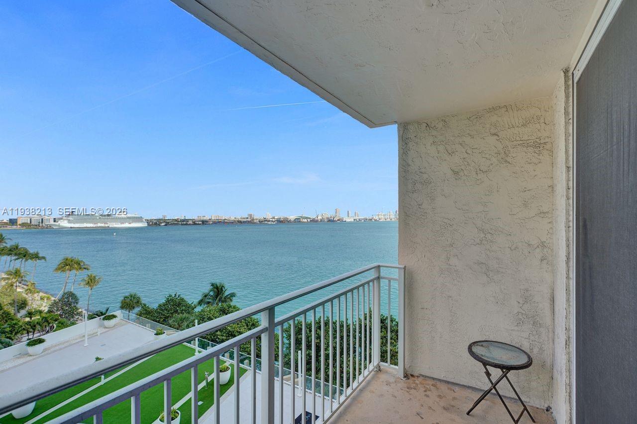 770 SE Claughton Island Dr #813, Miami FL 33131