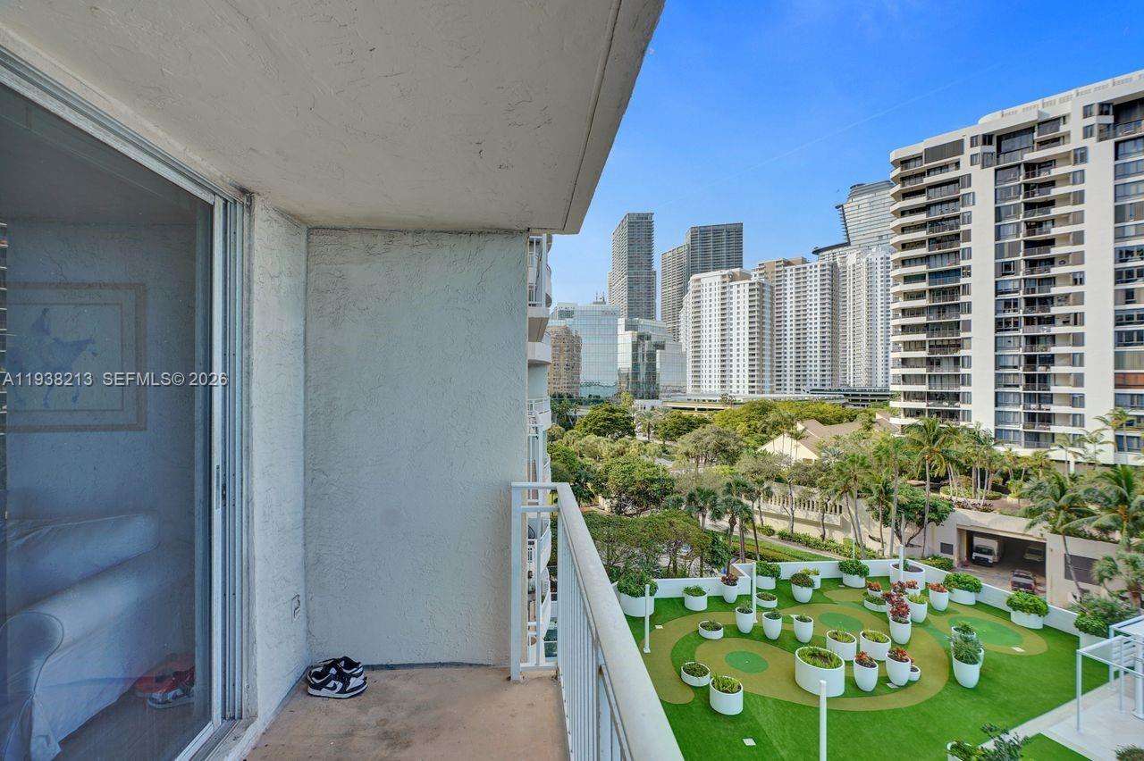 770 SE Claughton Island Dr #813, Miami FL 33131