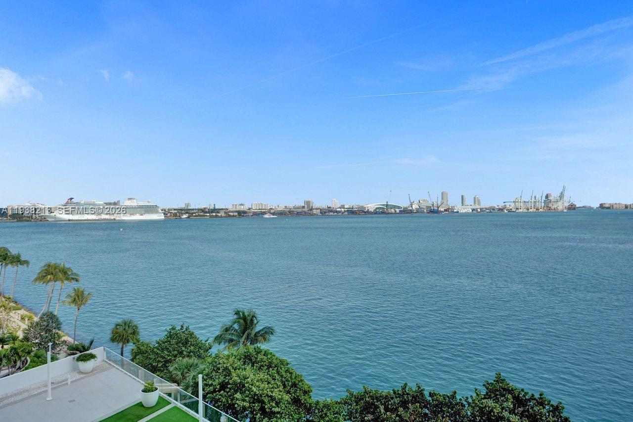 770 SE Claughton Island Dr #813, Miami FL 33131