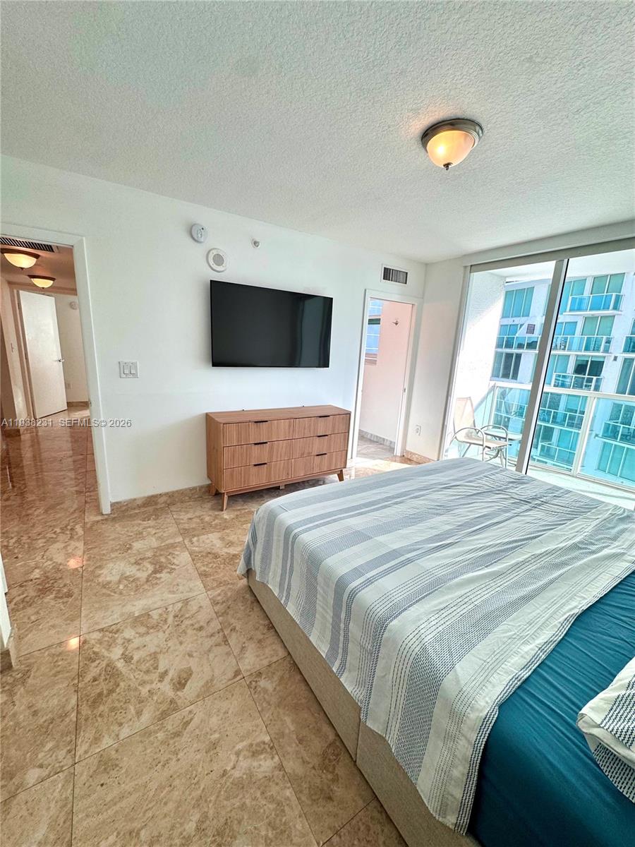 31 SE 5th St #2710, Miami FL 33131