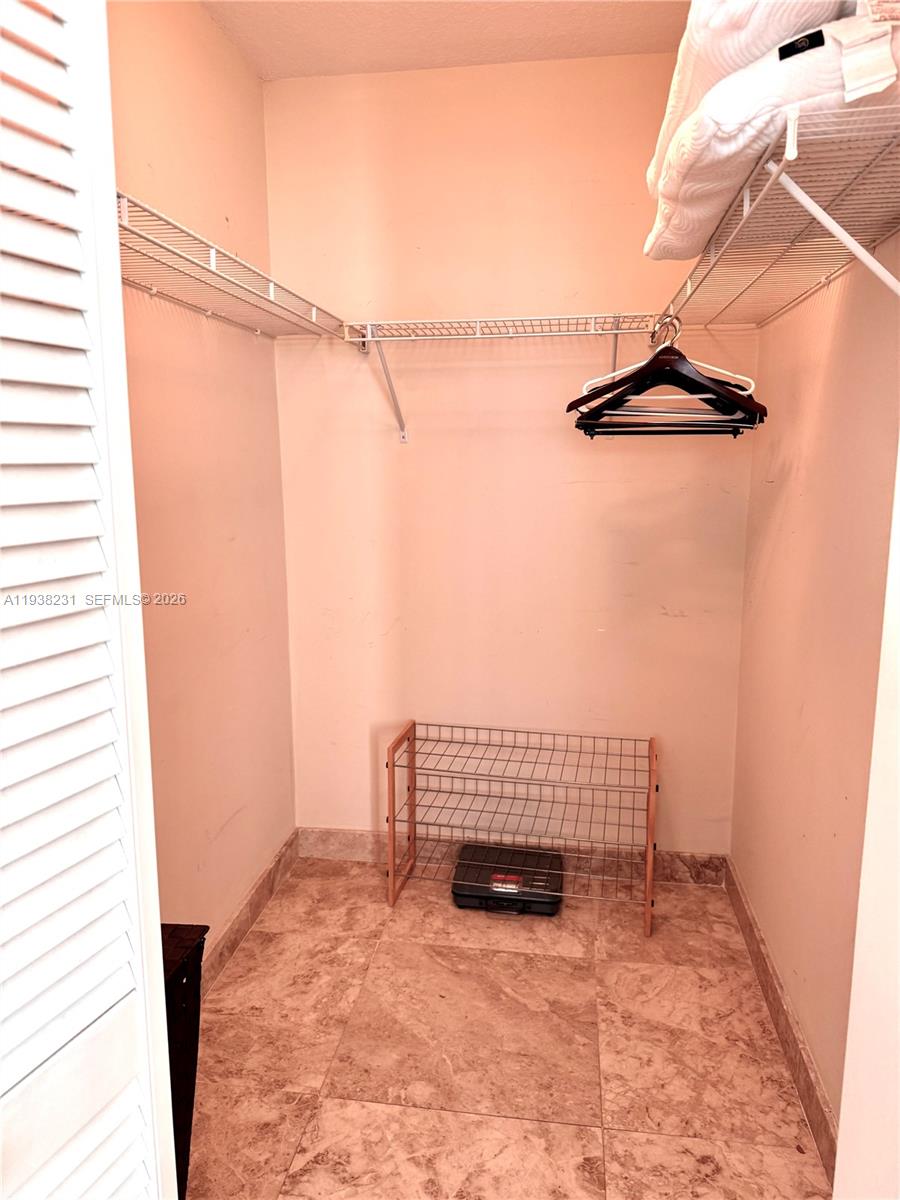 31 SE 5th St #2710, Miami FL 33131