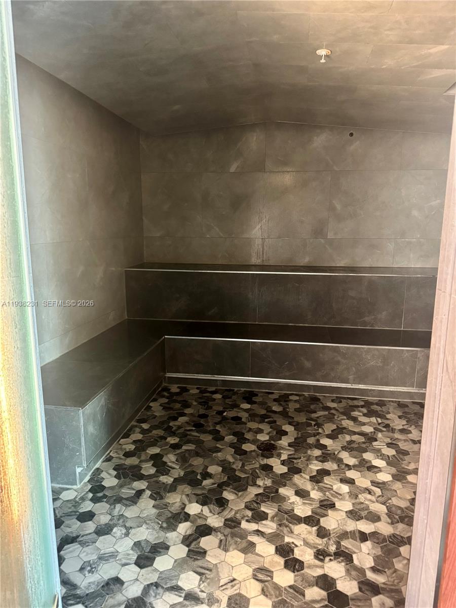 31 SE 5th St #2710, Miami FL 33131