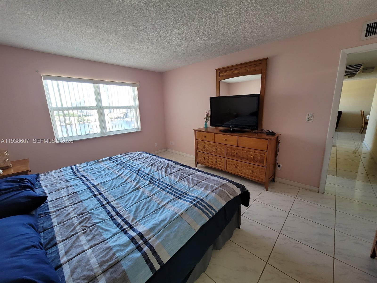 401 Golden Isles Dr #1114, Hallandale Beach FL 33009