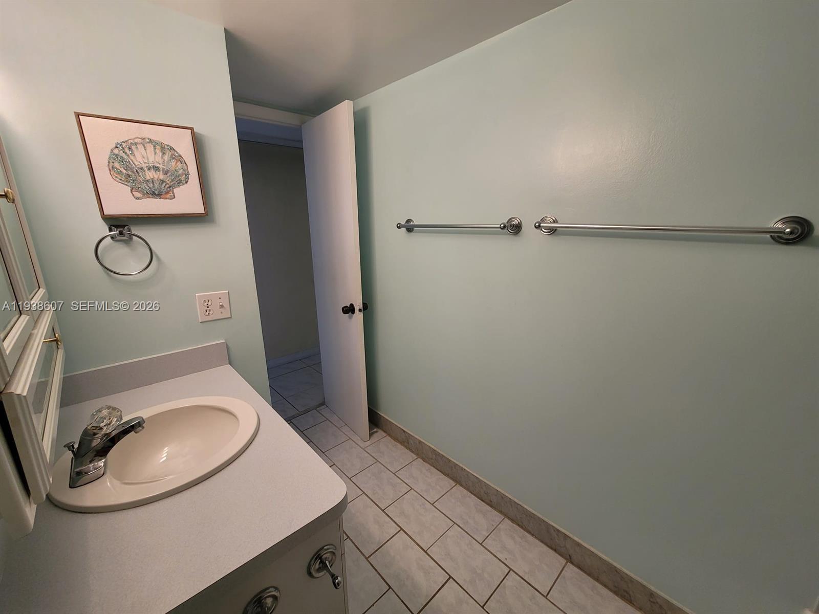 401 Golden Isles Dr #1114, Hallandale Beach FL 33009