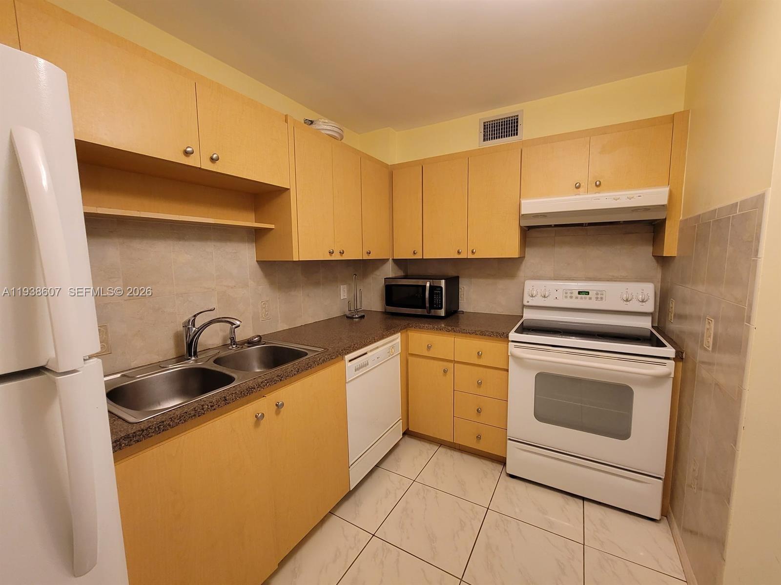 401 Golden Isles Dr #1114, Hallandale Beach FL 33009