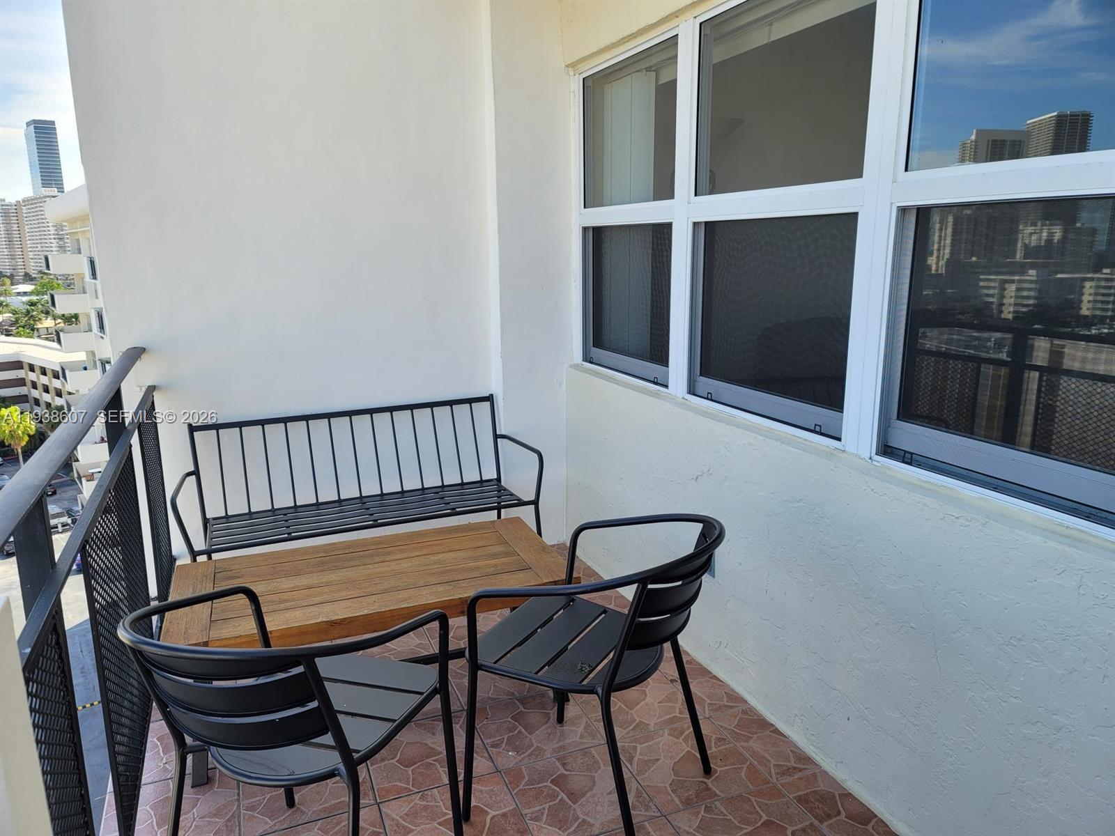 401 Golden Isles Dr #1114, Hallandale Beach FL 33009