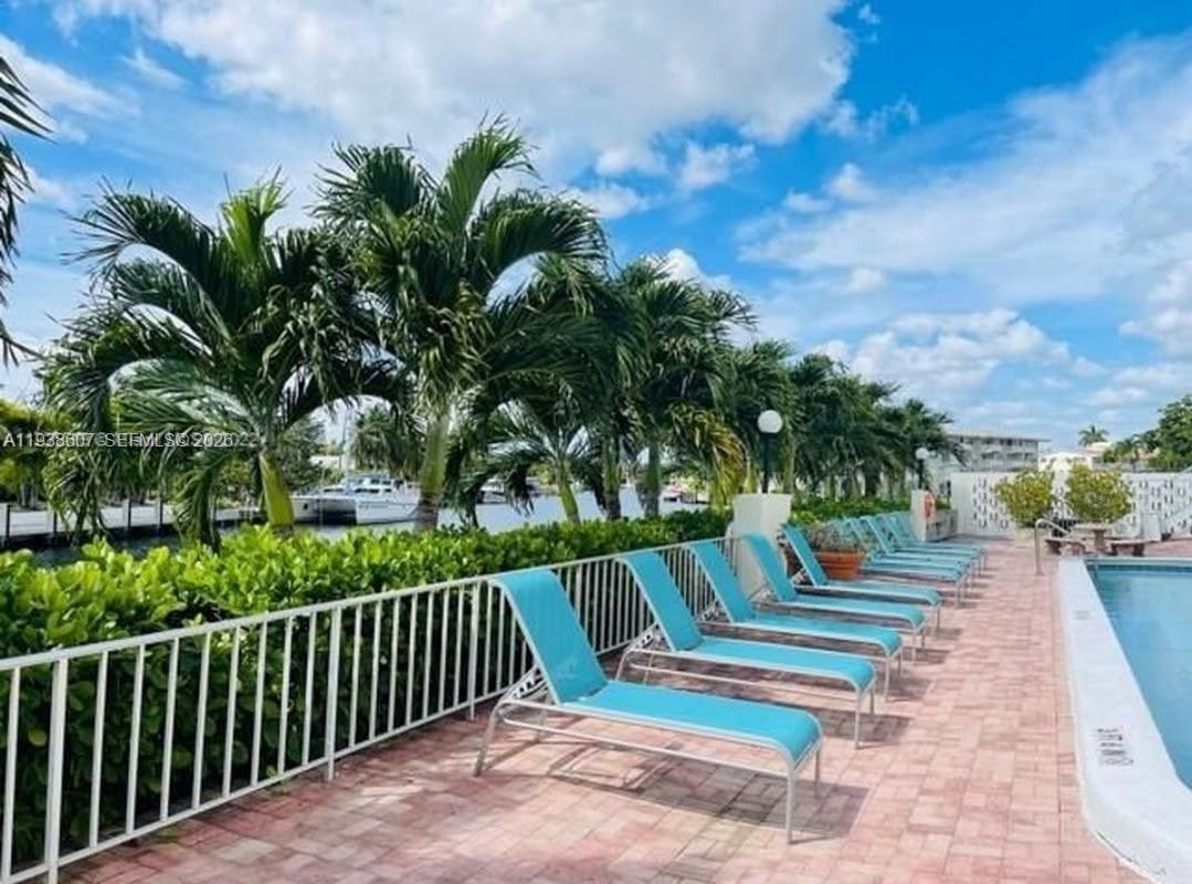 401 Golden Isles Dr #1114, Hallandale Beach FL 33009