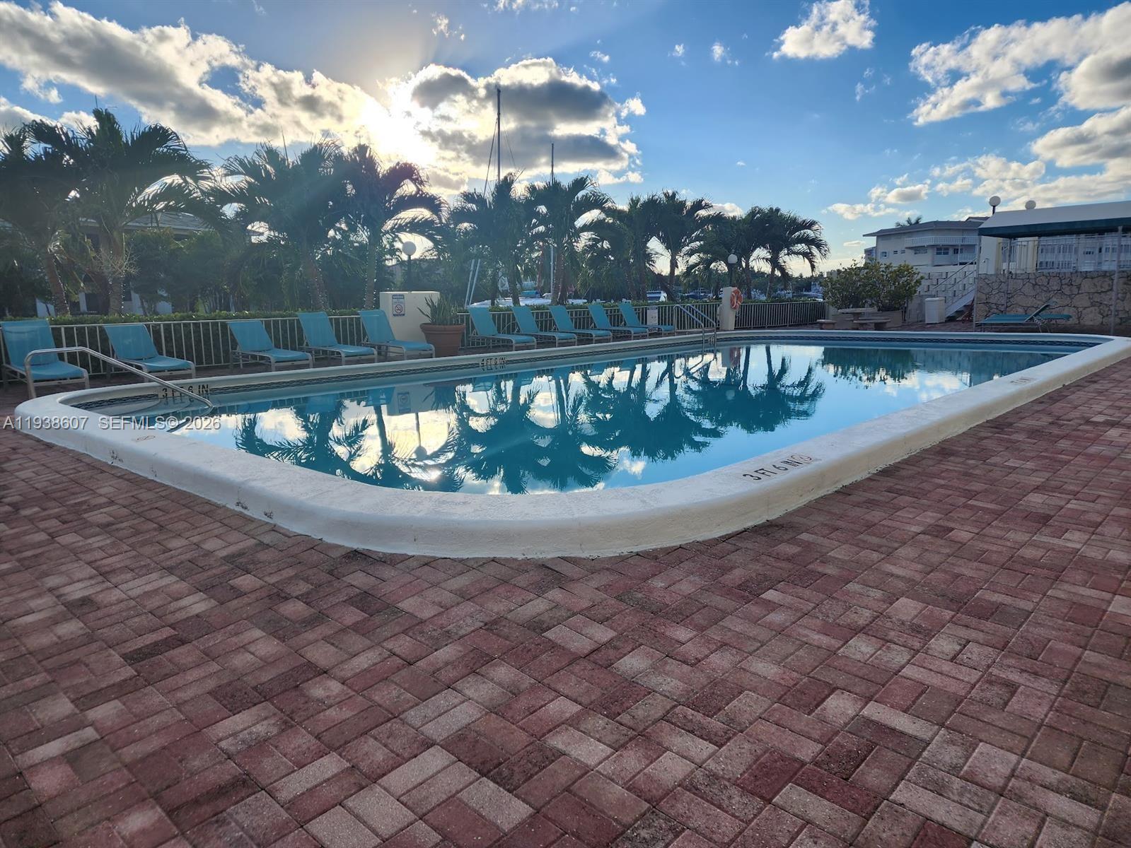 401 Golden Isles Dr #1114, Hallandale Beach FL 33009
