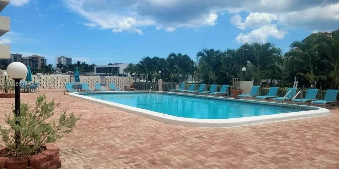 401 Golden Isles Dr #1114, Hallandale Beach FL 33009