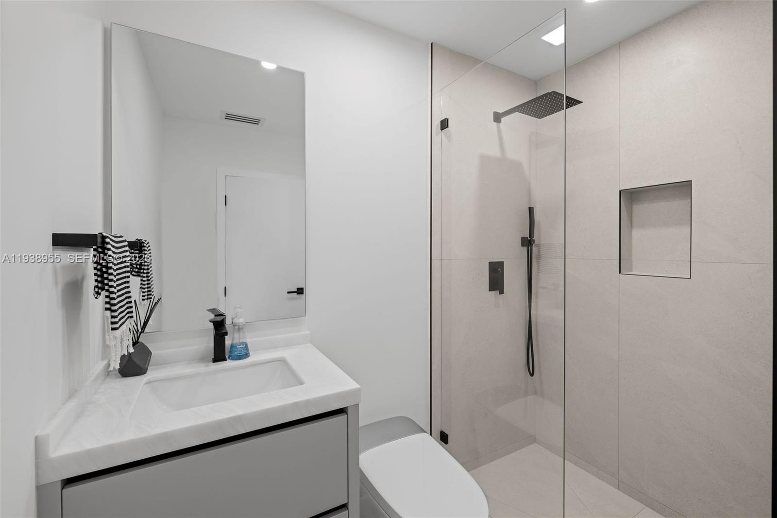 7910 NW 169th Ter, Miami Lakes FL 33016
