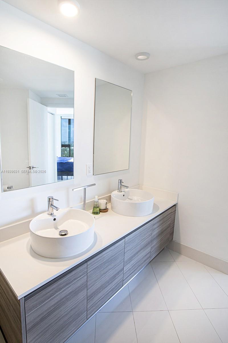 121 NE 34th St #2616, Miami FL 33137