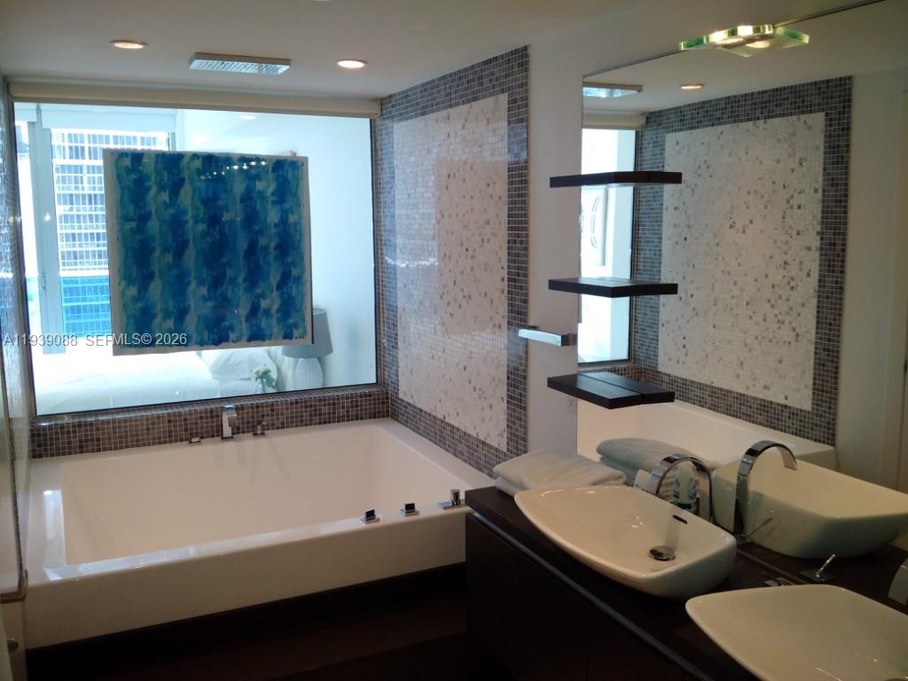 200 Biscayne Boulevard Way #906, Miami FL 33131