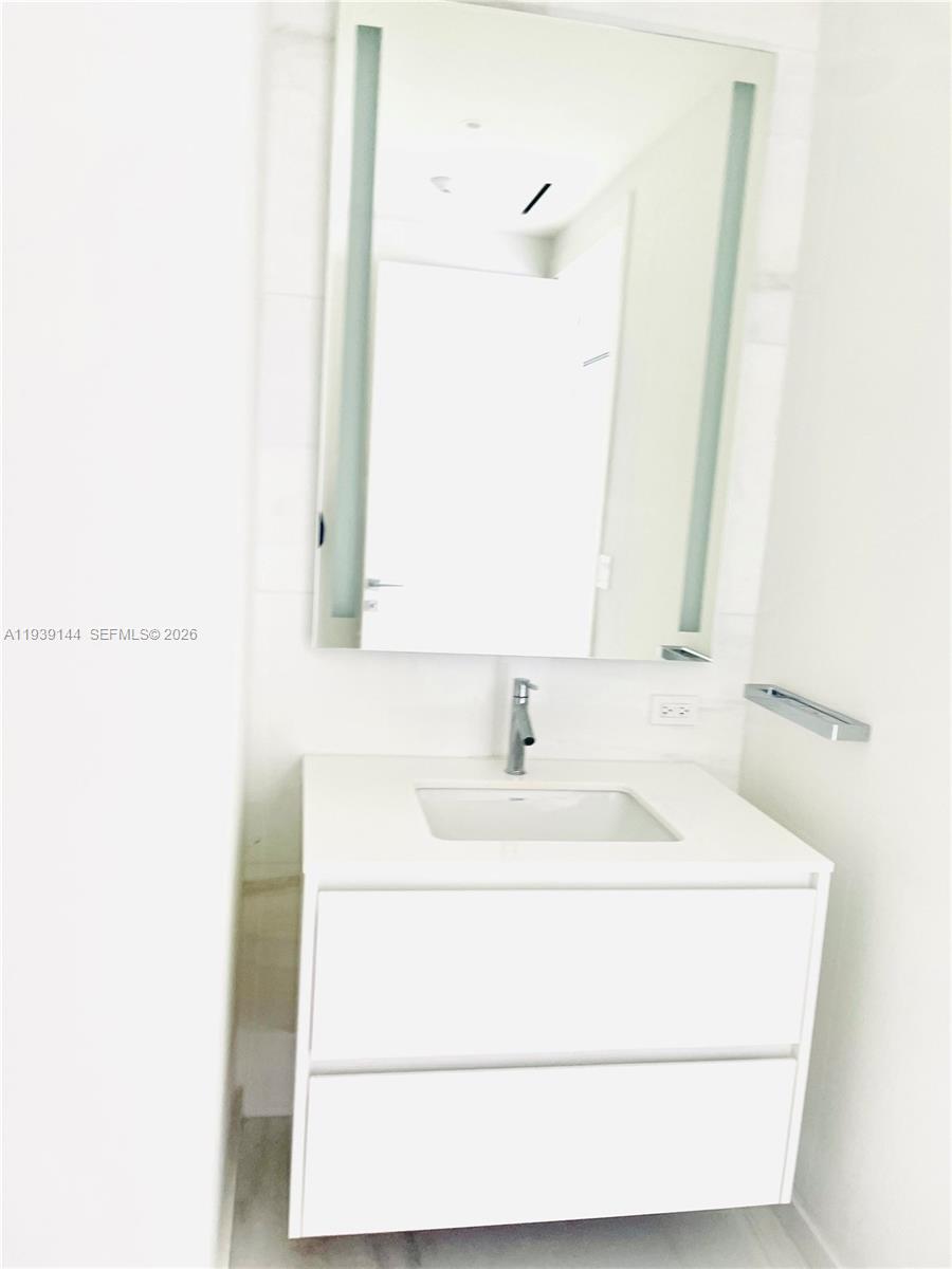 300 Biscayne Blvd Way #2807, Miami FL 33131