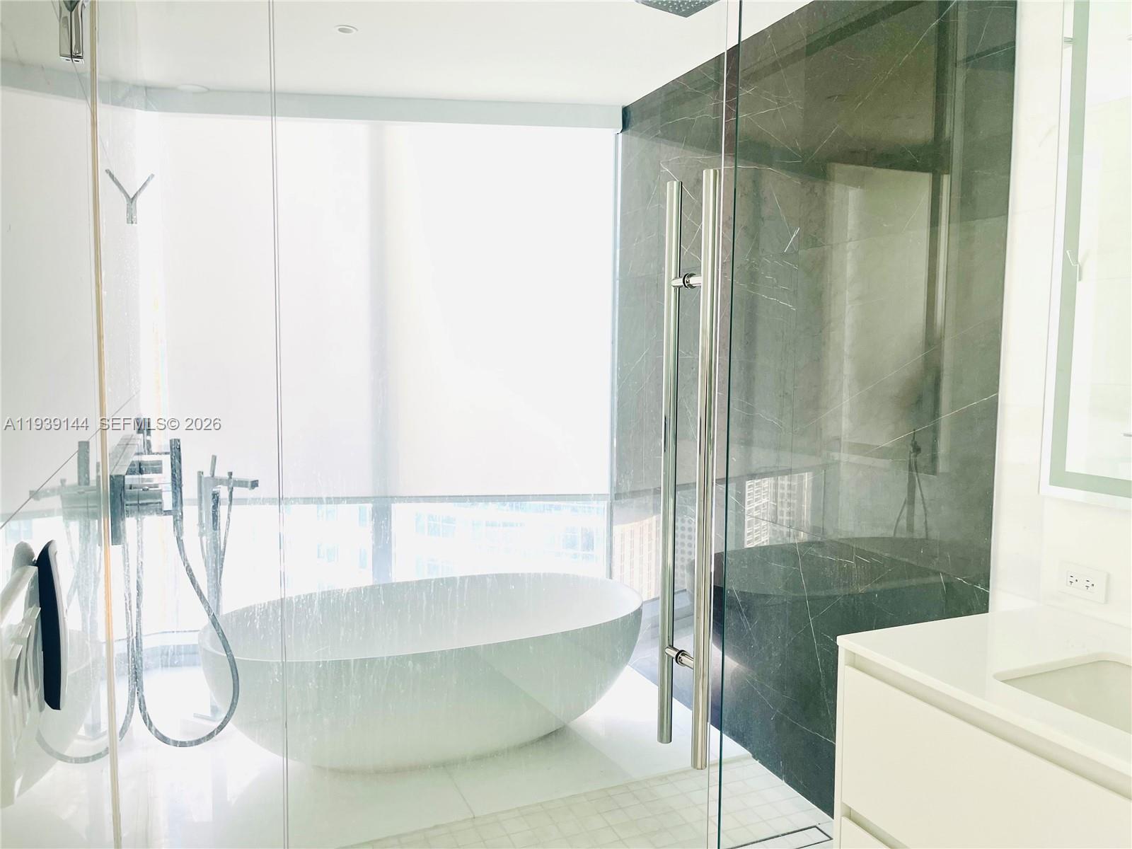 300 Biscayne Blvd Way #2807, Miami FL 33131